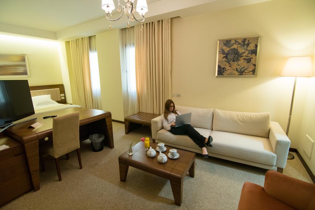 Boutique Hotel Kotoni ติรานา ภายนอก รูปภาพ