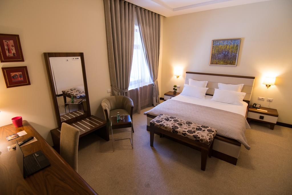 Boutique Hotel Kotoni ติรานา ภายนอก รูปภาพ
