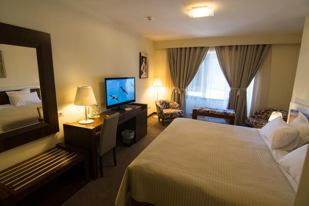 Boutique Hotel Kotoni ติรานา ภายนอก รูปภาพ